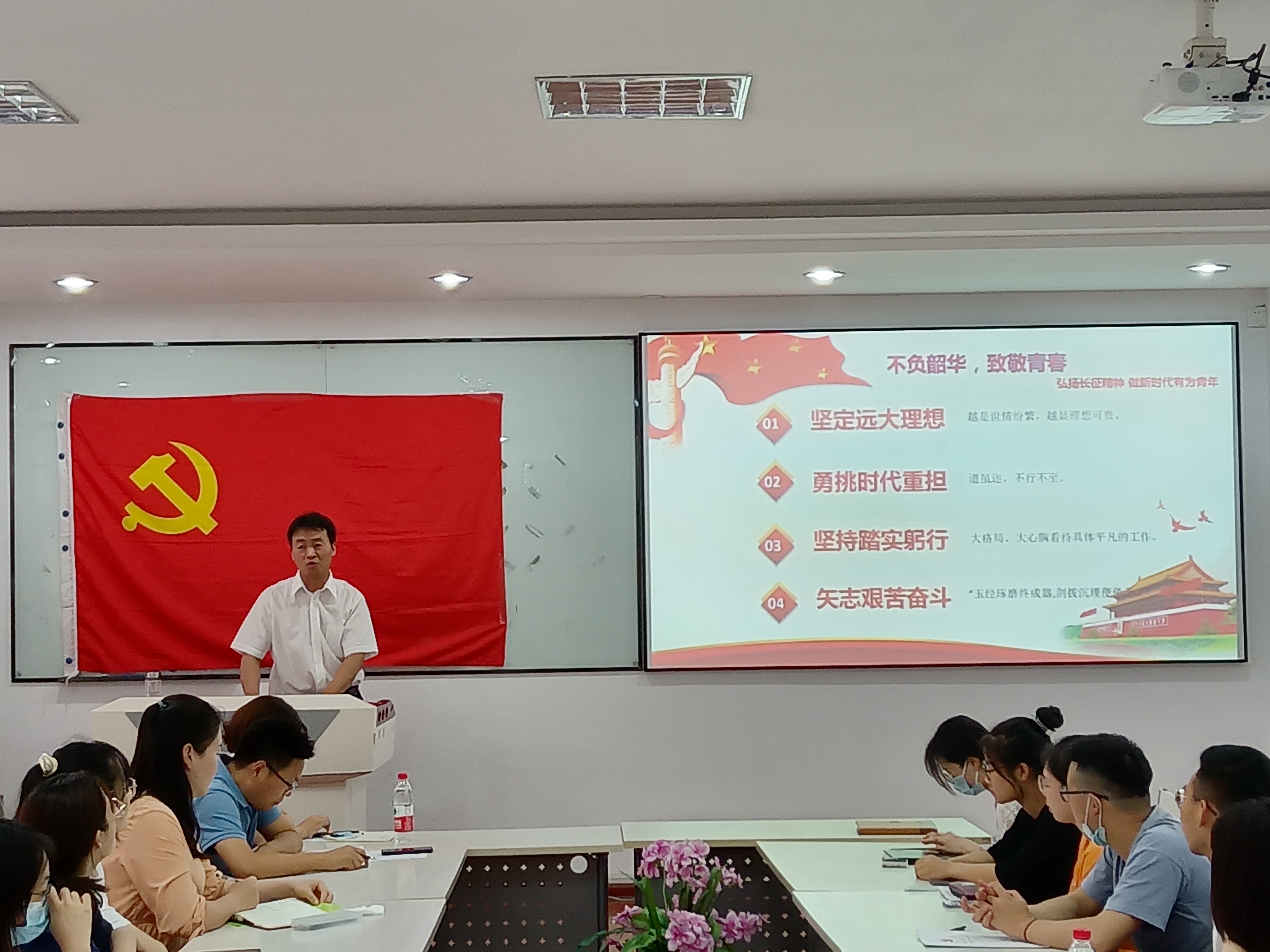 bv1946伟德官网开展“青春心向党,启航新征程” 2022届毕业生党员主题党日活动 bv1946伟德官网开展“青春心向党,启航新征程” 2022届毕业生党员主题党日活动