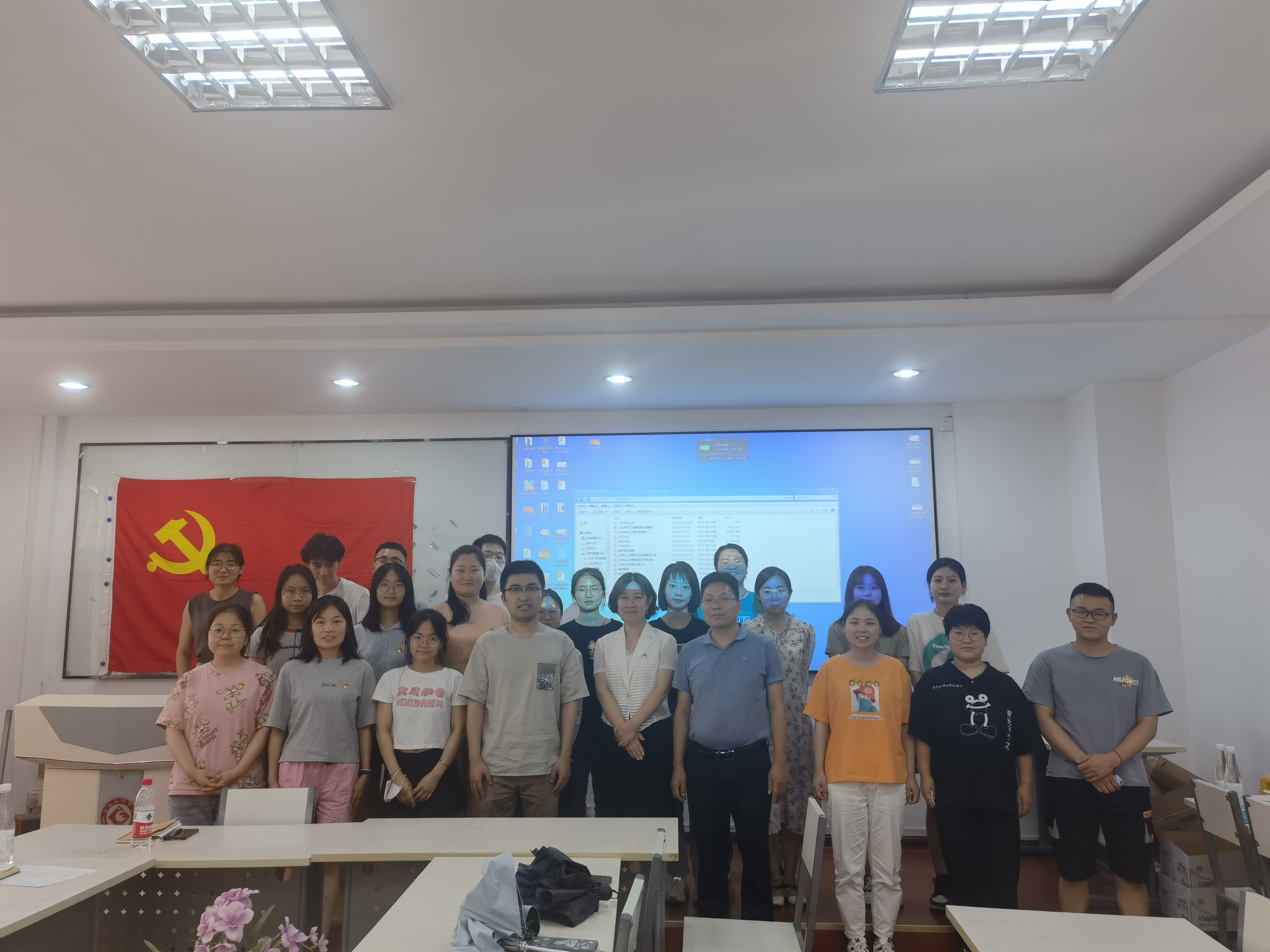 bv1946伟德官网开展“青春心向党,启航新征程” 2022届毕业生党员主题党日活动 bv1946伟德官网开展“青春心向党,启航新征程” 2022届毕业生党员主题党日活动